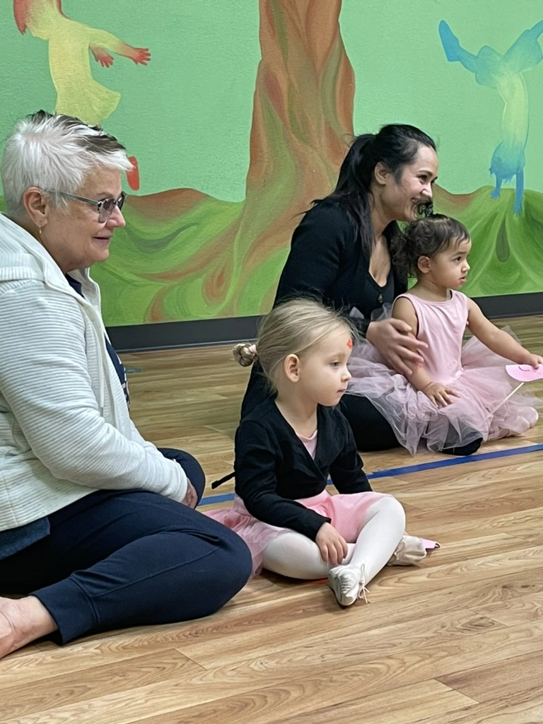 A grandma, a mom and toddlers sitting together in Bravo Babies